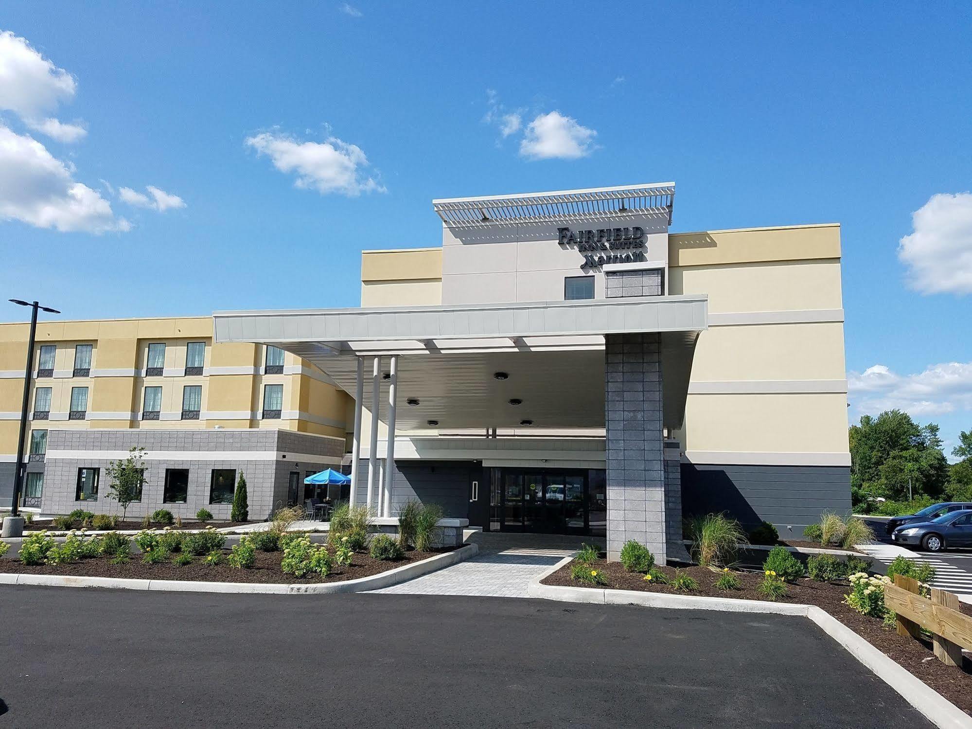 Fairfield Inn & Suites By Marriott Springfield Holyoke Exterior photo